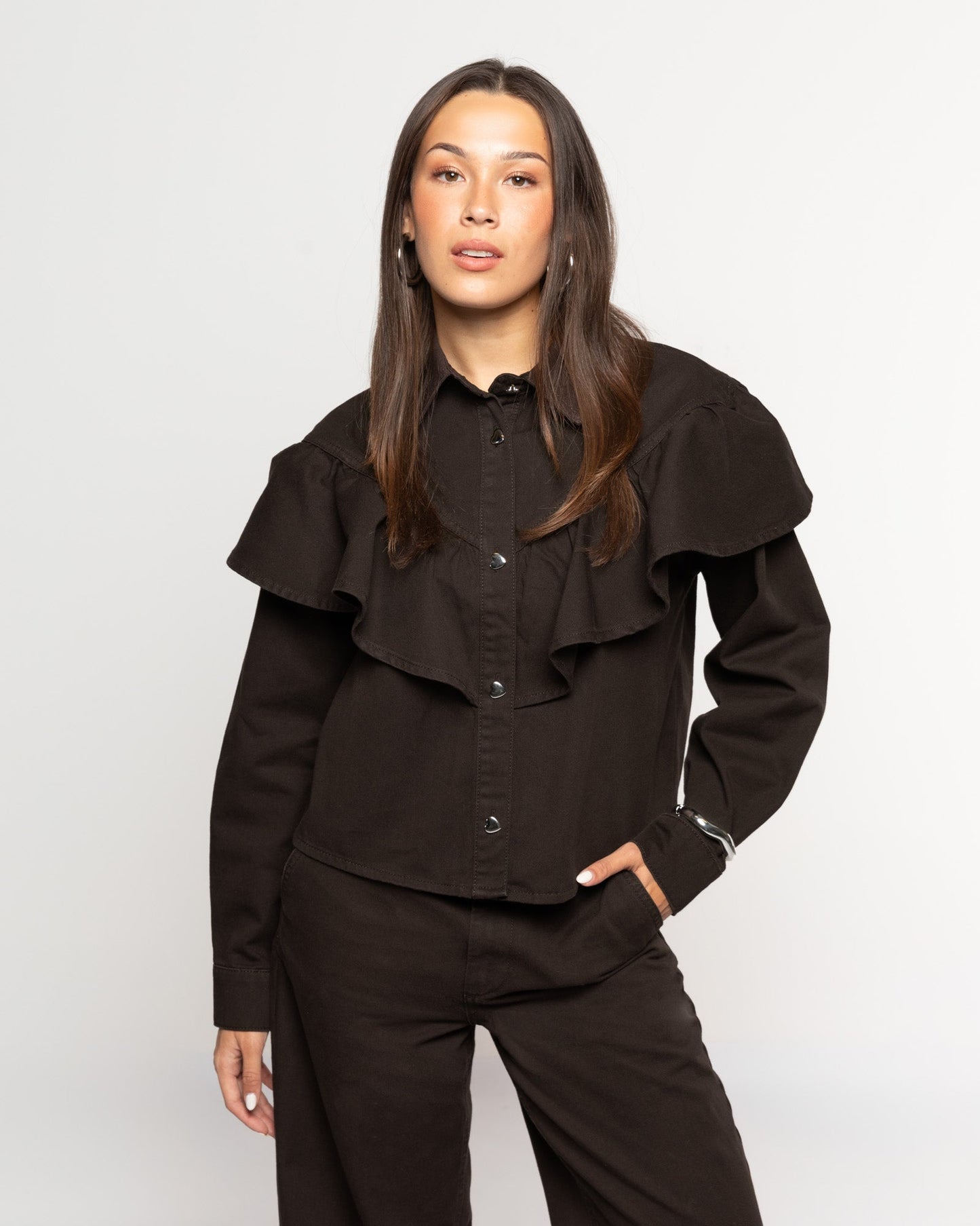 RUFFLE DENIM BLOUSE BRUIN