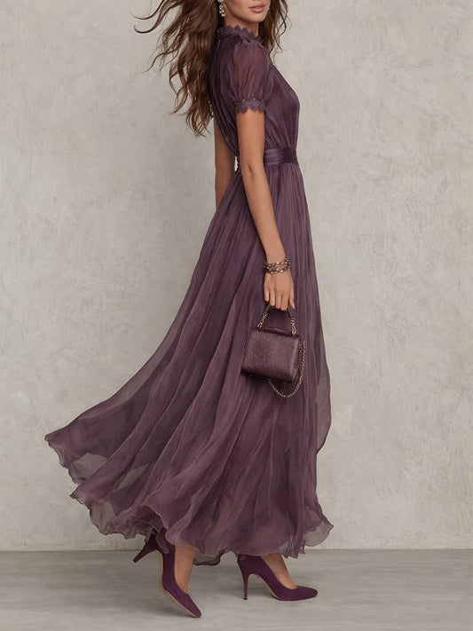 Flavia | Lange paarse jurk met keyhole-halslijn, chiffon kanten rand