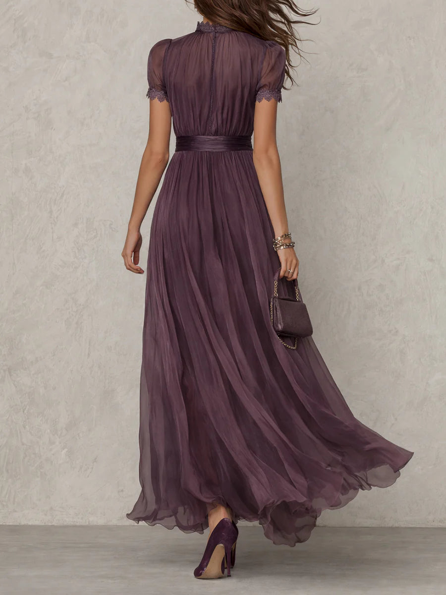 Flavia | Lange paarse jurk met keyhole-halslijn, chiffon kanten rand